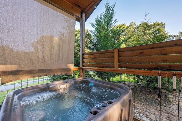 Outdoor spa tub - Hot Tub Under the Stars, Fire Pit & Smoky Mountain (Sevierville)