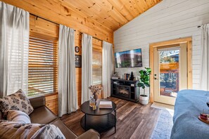 Fireplace - Hot Tub Under the Stars, Fire Pit & Smoky Mountain (Sevierville)