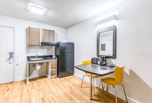 Private kitchen - Everstay Living  (Dallas)