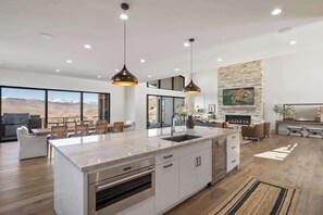 Fridge, microwave, stovetop, dishwasher - Grand Mountain Estate near Park City with Sport Court and Theater (Daniel)