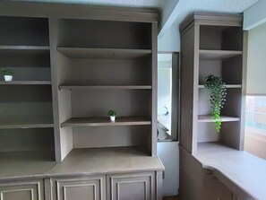 A room with built-in shelving units, a mirror, and a potted plant. - Complete apartment in Polanco | 8 Bedrooms, 4 Bathrooms (Ciudad de México)