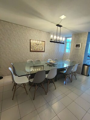 A dining area with a glass table, six chairs, a chandelier, and a framed picture on the wall. - Complete apartment in Polanco | 8 Bedrooms, 4 Bathrooms (Ciudad de México)