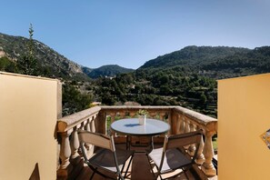 Outdoor dining - Vrbo Property (Valldemossa)