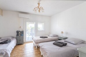 Iron/ironing board, bed sheets - Le cocon de Boutiny - à Peymeinade (Peymeinade)