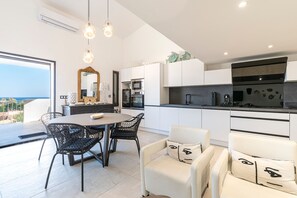 Fridge, microwave, oven, dishwasher - Aria Marina 37 - climatisé et vue mer (Lumio)