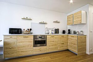 Kühlschrank, Mikrowelle, Ofen, Geschirrspüler