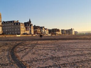 A beach with buildings in the background. - The White Flat - à 500m de la plage (Trouville-sur-Mer)