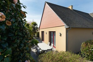 Outdoor dining - Rose du désert - Maison plein pied (Cancale)