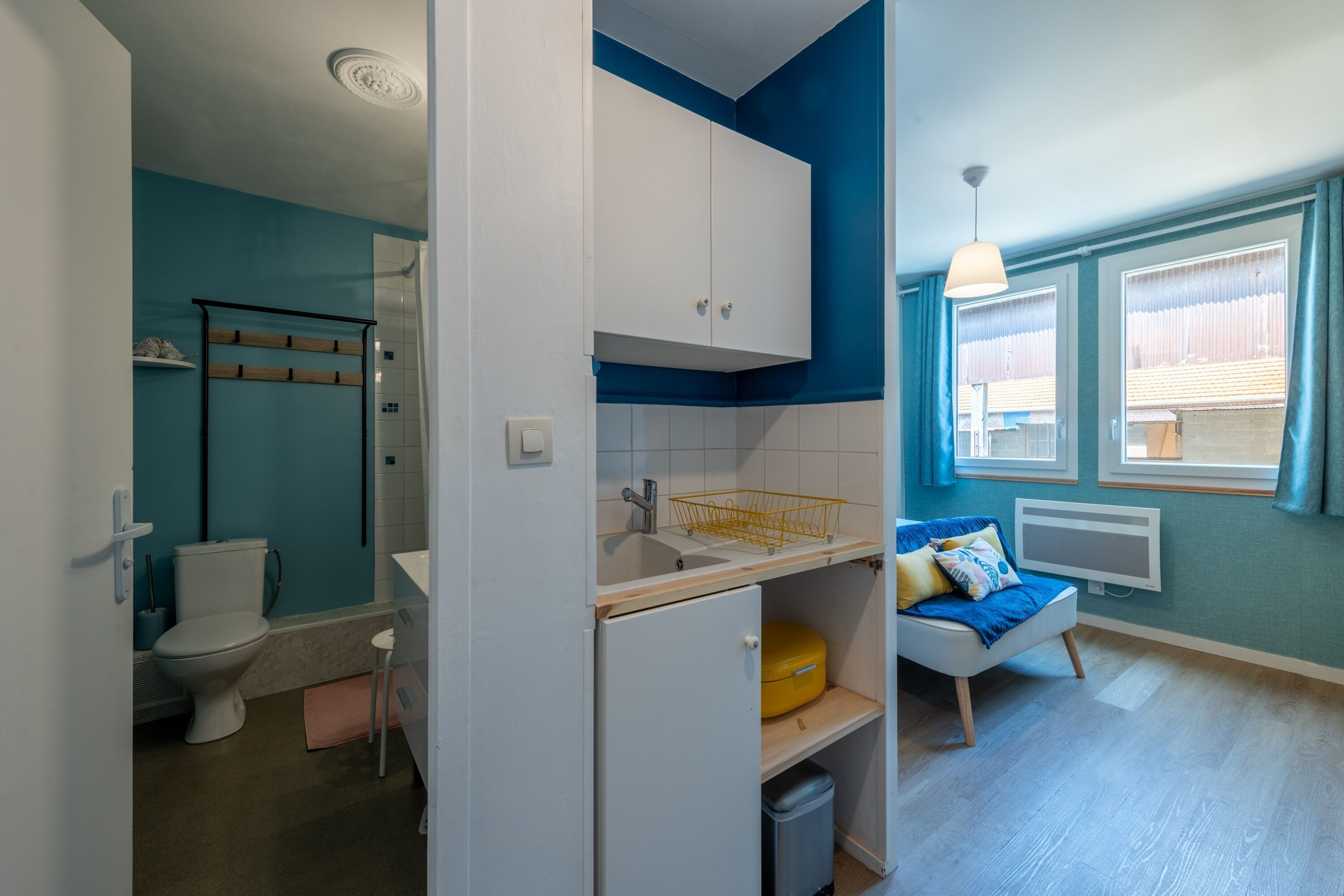 Ein kleines Badezimmer mit Toilette, Waschbecken und Dusche.