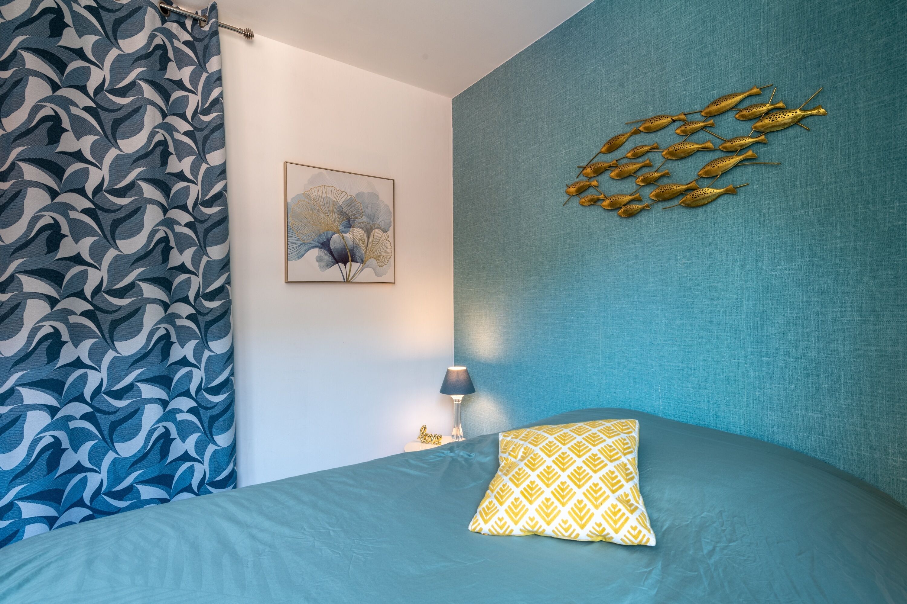 Iron/ironing board, bed sheets