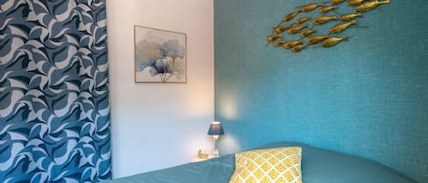 Iron/ironing board, bed sheets