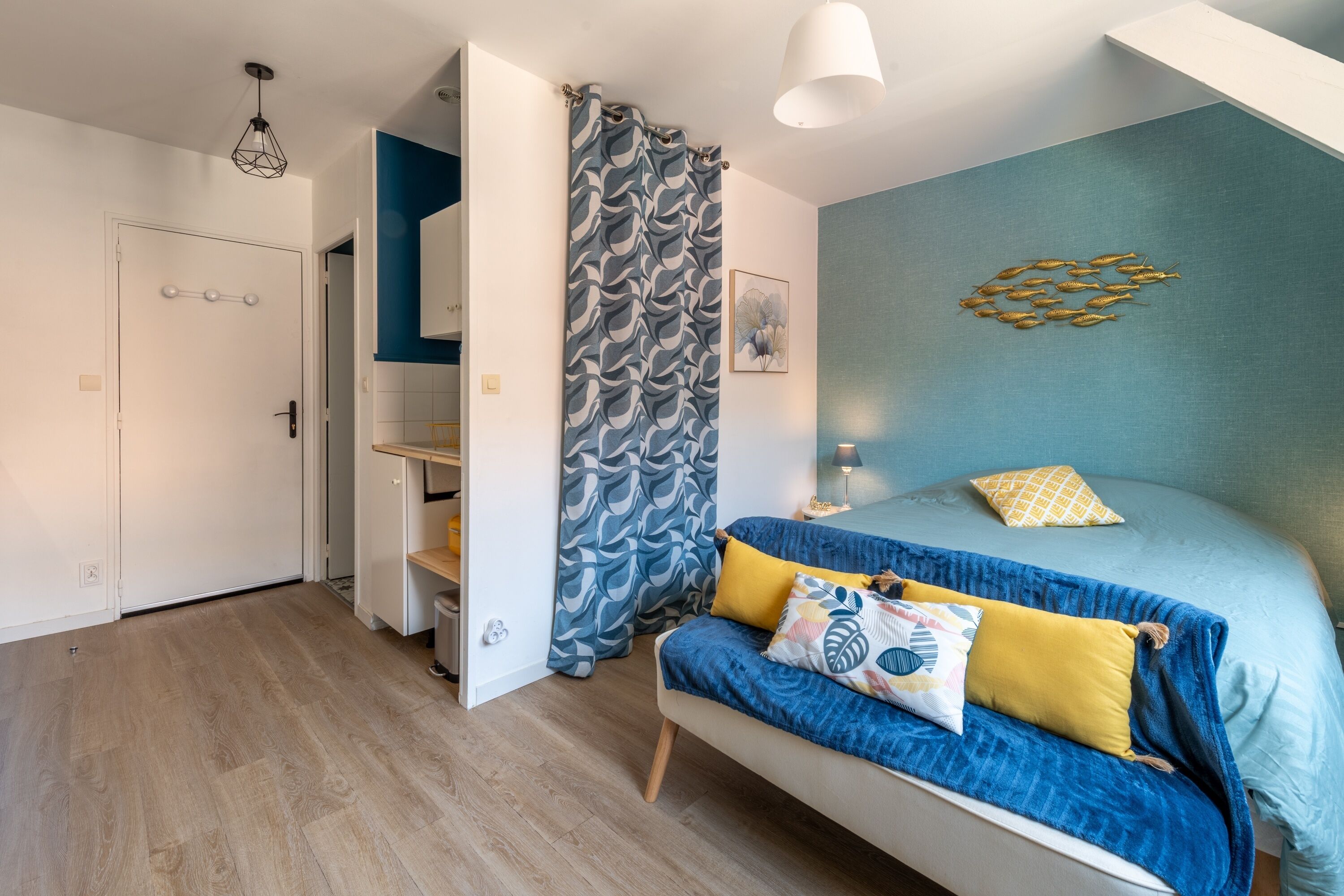 Iron/ironing board, bed sheets