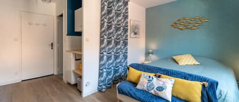 Iron/ironing board, bed sheets