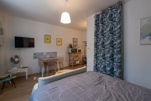 Tabla de planchar con plancha y ropa de cama 