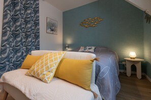 Tabla de planchar con plancha y ropa de cama 