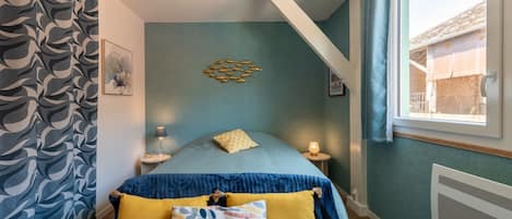 Iron/ironing board, bed sheets