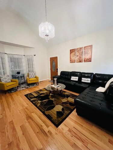 3-bedroom house in beautiful Dallas with cool AC and charm