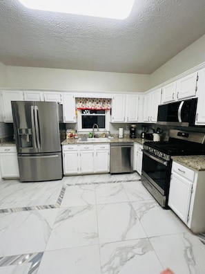 Private kitchen - 3-bedroom house in beautiful Dallas with cool AC and charm (Dallas)