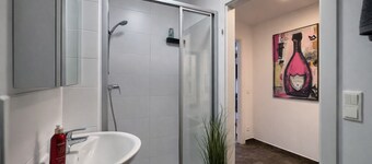 Living by the river in the City Apartment Linz Donaublick - Cafe & WLAN, self-check-in