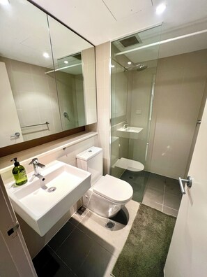 Towels, soap, toilet paper - Garden Studio Apartment (Bondi Beach)