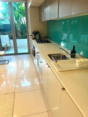 Private kitchen - Garden Studio Apartment (Bondi Beach)