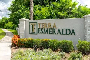 Property grounds - Stylish 4BR Home Minutes from Disney Parks (Kissimmee)