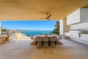 Outdoor dining - Querencia Beachfront 3BR | Costa Azul Surf Views (San José del Cabo)