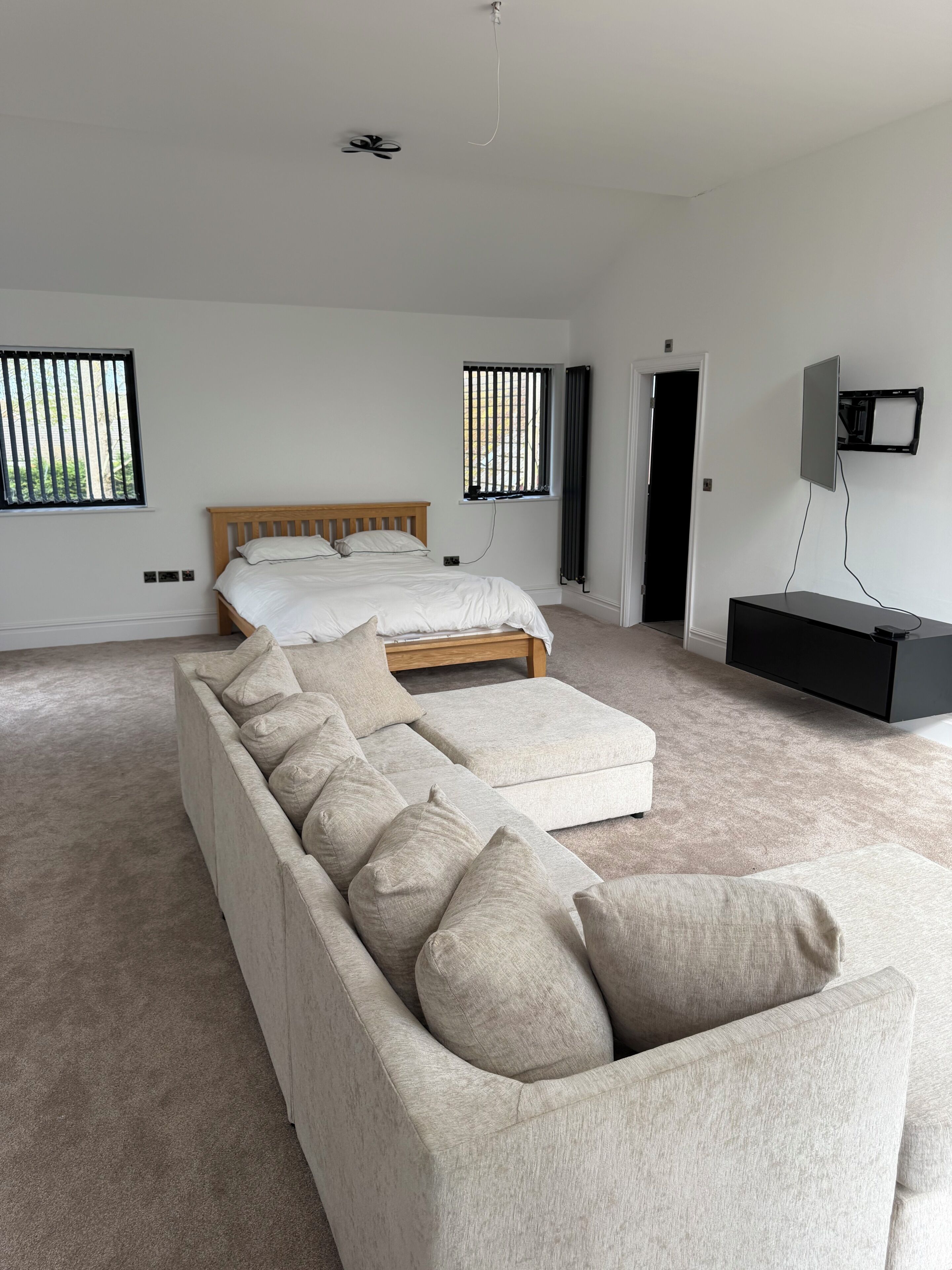 6 bedrooms, iron/ironing board, WiFi, bed sheets