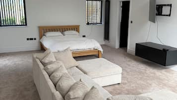 6 bedrooms, iron/ironing board, WiFi, bed sheets