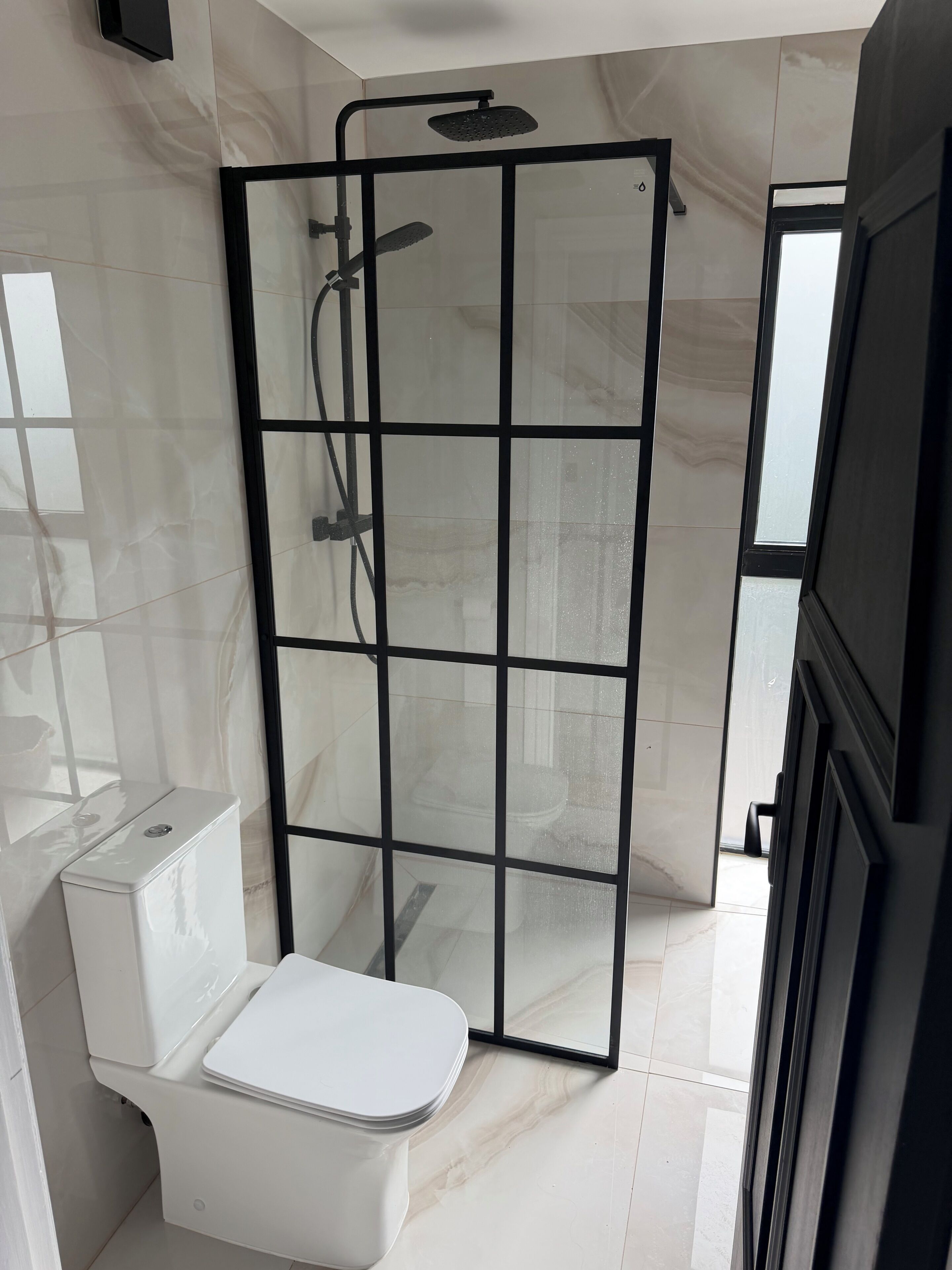 Een douche, handdoeken, zeep, toiletpapier