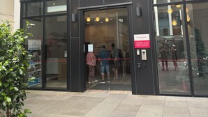 Un edificio con un letrero que dice 'RAMADA' sobre la entrada.