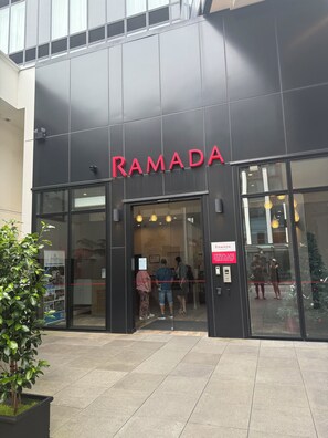 Exterior detail -  Skytower view with Balcony In central Auckland (Auckland)