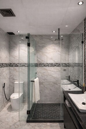 Bathroom - Grand Suite Oceanview steps to beach and 5th Av. (Playa del Carmen)