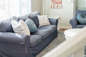 Smart TV, books - Full kitchen and laundry in large lakeview studio suite (Wellington)