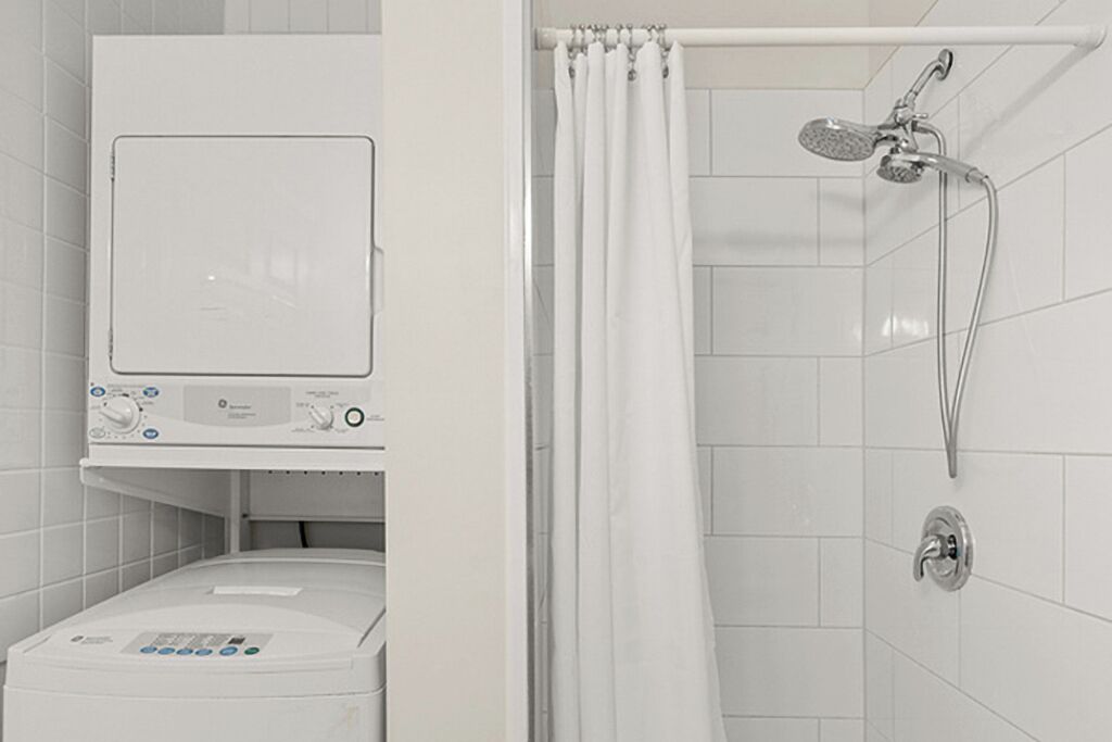 Douche, séchoir à cheveux, serviettes fournies