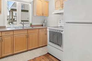 Fridge, microwave, oven, dishwasher - Full kitchen and laundry in large lakeview studio suite (Wellington)