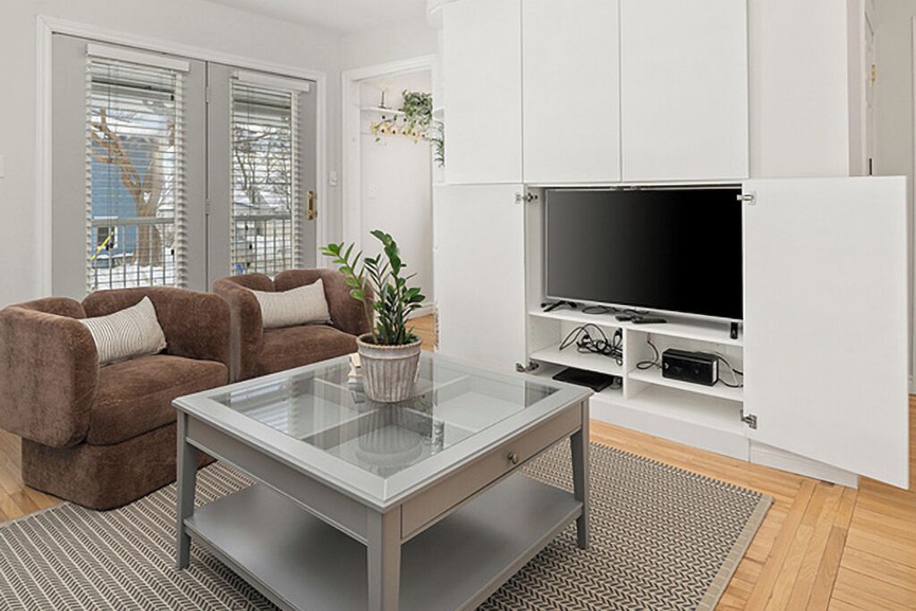 Smart-TV, Kamin, Bücher