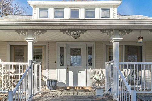 Stretch out in comfort just steps from Lake Ontario.