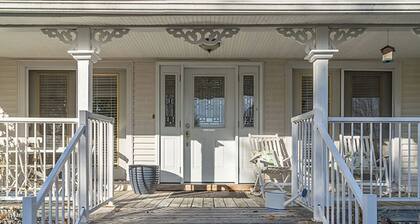 Stretch out in comfort just steps from Lake Ontario.
