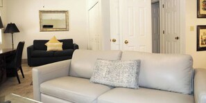 Living area - Artistic Stylish Oasis near Golf Courses and Hiking Trails (Tucson)