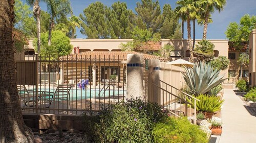 Artistic Stylish Oasis near Golf Courses and Hiking Trails