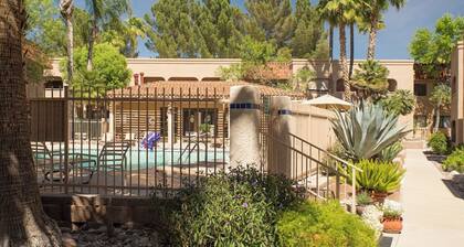 Artistic Stylish Oasis near Golf Courses and Hiking Trails