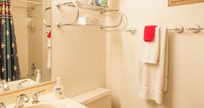 Shower, hair dryer, towels, soap - Artistic Stylish Oasis near Golf Courses and Hiking Trails (Tucson)