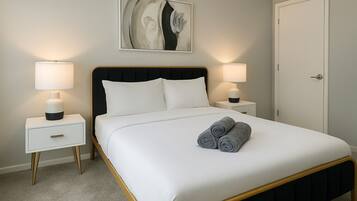 2 slaapkamers, een bureau, een strijkplank/strijkijzer, reisbedje