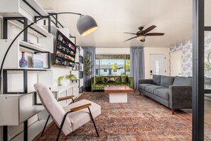 TV - Scottsdale Gem! Pool, Patio, & Prime Location! (Scottsdale)