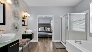 Maison | Salle de bain | Serviettes fournies, savon, shampoing, papier toilette
