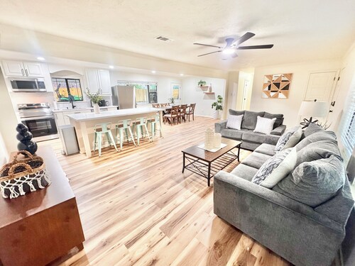 The Kyle House- sleeps 19-20- Pickleball court,ping pong, basketball, corn hole