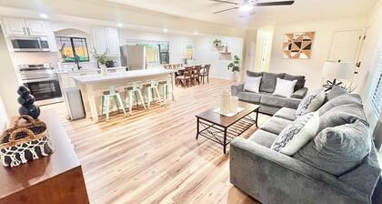 The Kyle House- sleeps 19-20- Pickleball court,ping pong, basketball, corn hole