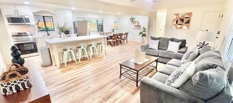 The Kyle House- sleeps 19-20- Pickleball court,ping pong, basketball, corn hole