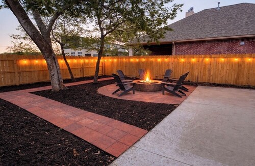 The Kyle House- sleeps 19-20- Pickleball court,ping pong, basketball, corn hole